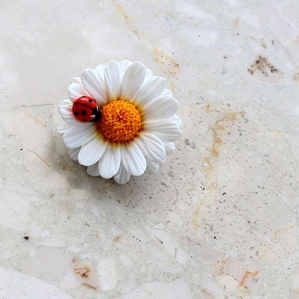 Small Wonder: Daisy Pin Polymer Clay.