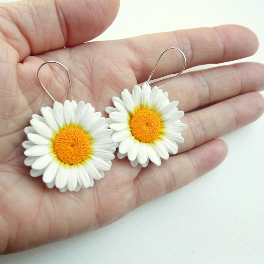 Shining white: Daisy Earrings Polymer Clay.