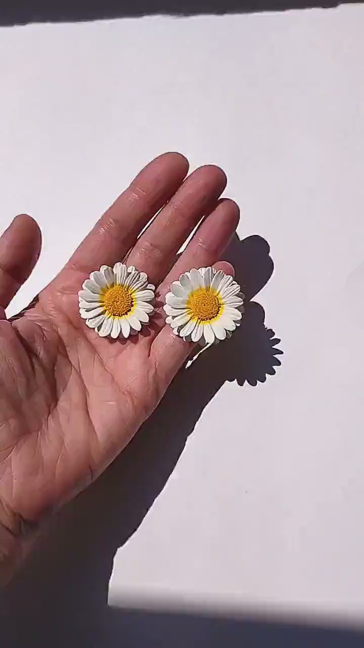 Shining white: Daisy Earrings Polymer Clay.