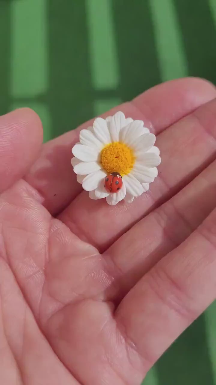 Small Wonder: Daisy Pin Polymer Clay.