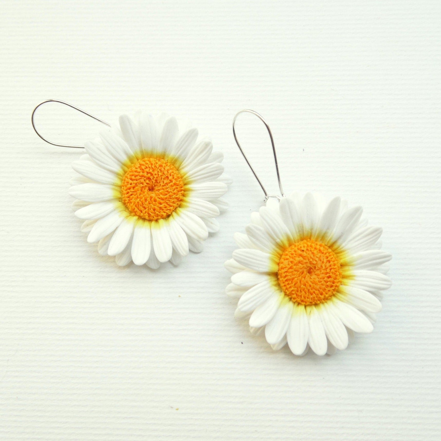 Shining white: Daisy Earrings Polymer Clay.