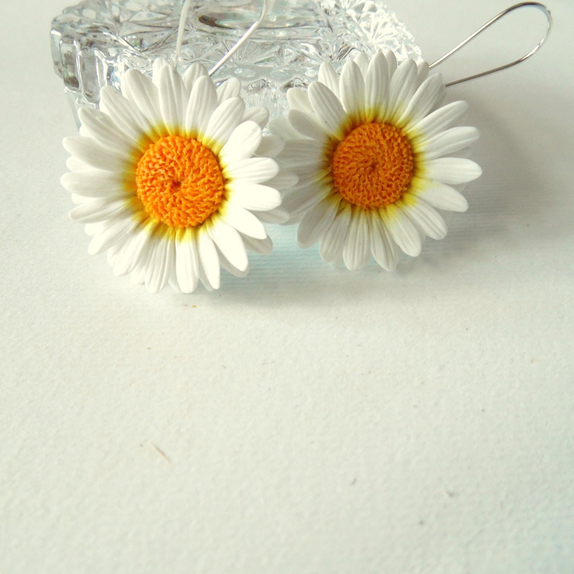 Shining white: Daisy Earrings Polymer Clay.