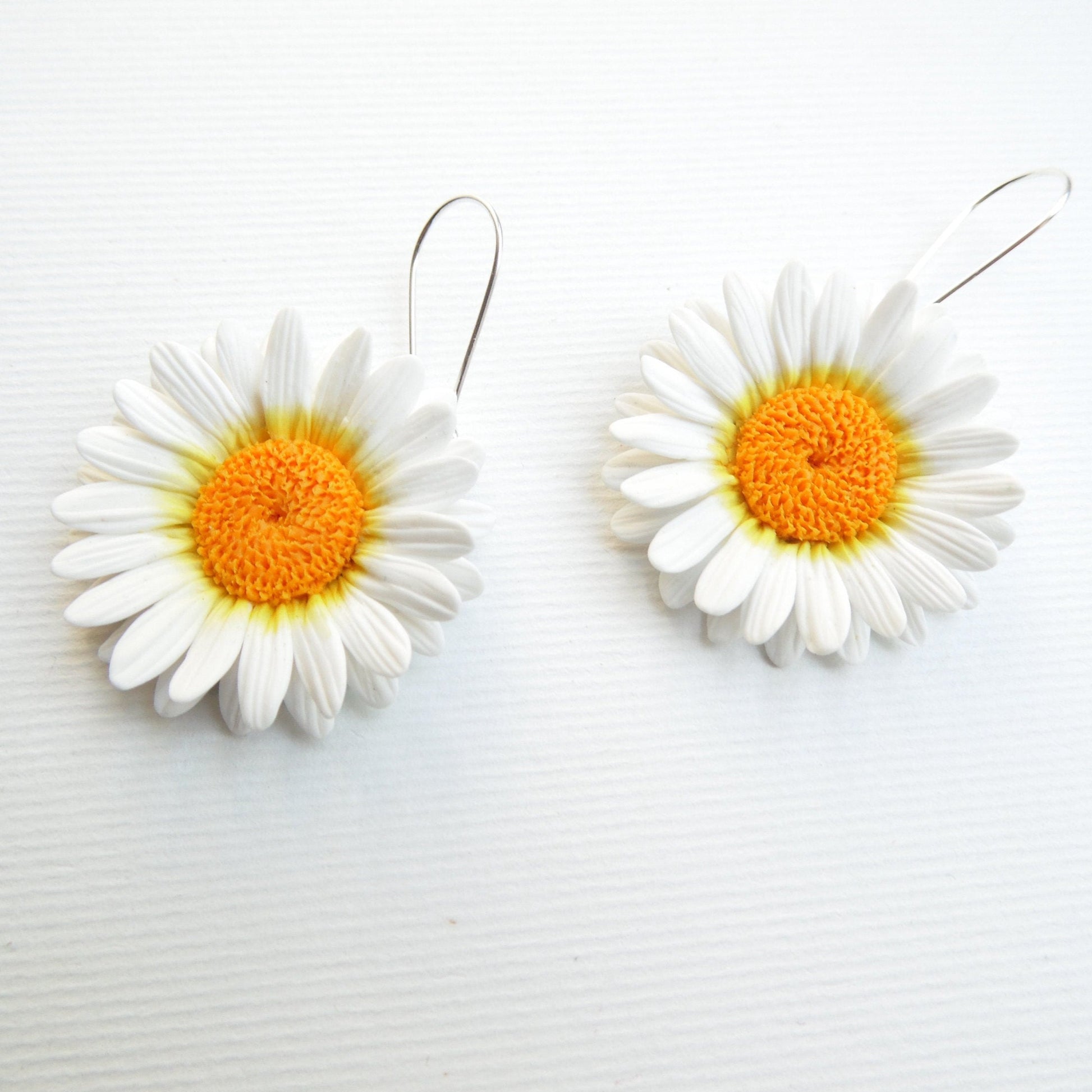 Shining white: Daisy Earrings Polymer Clay.