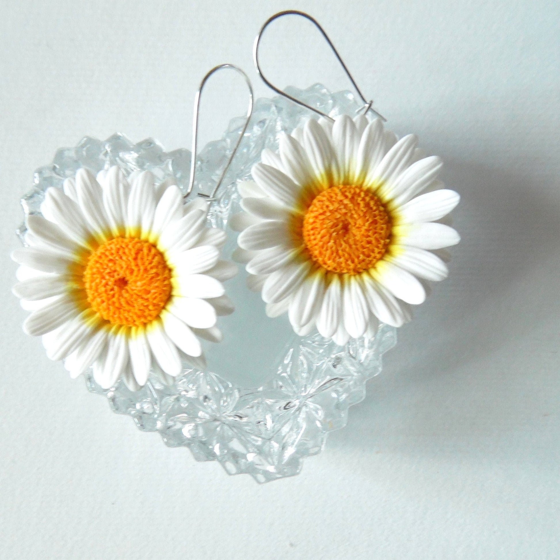 Shining white: Daisy Earrings Polymer Clay.