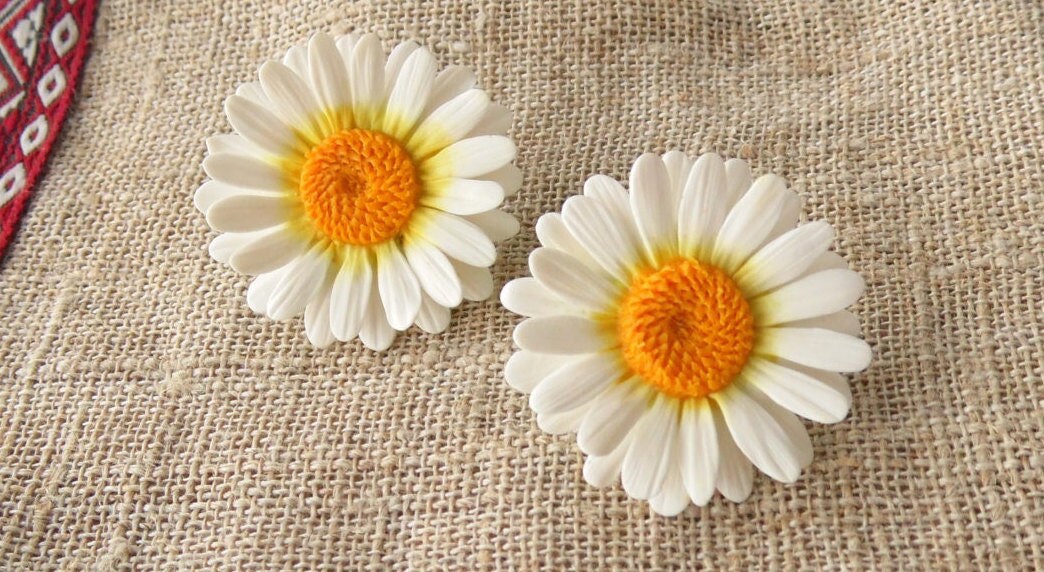 Whimsical Petals: Daisy Earrings Polymer Clay.