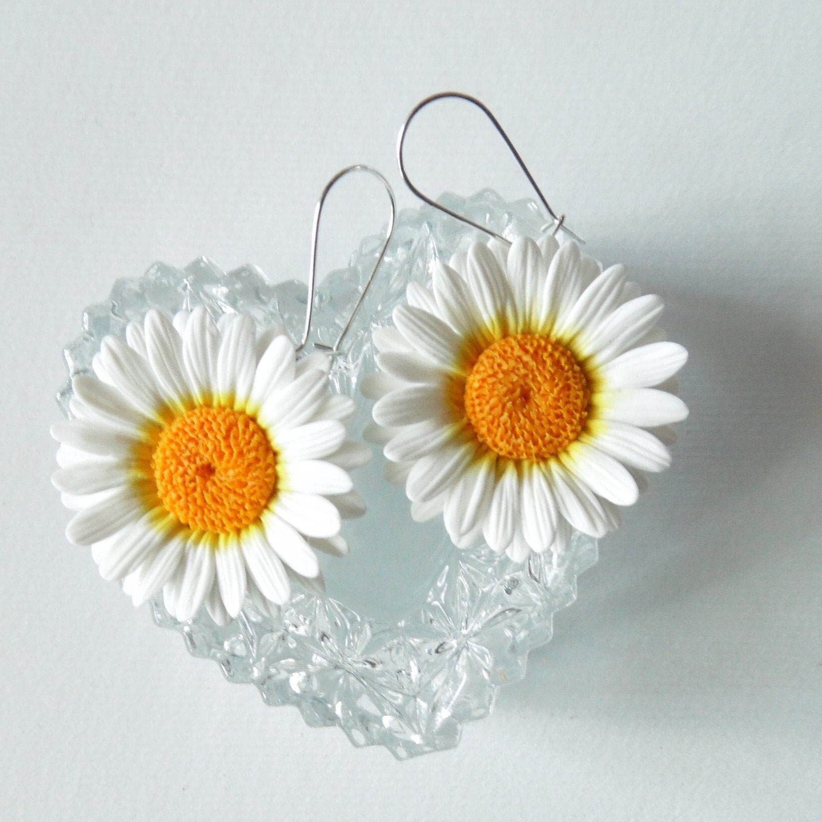 Shining white: Daisy Earrings Polymer Clay.